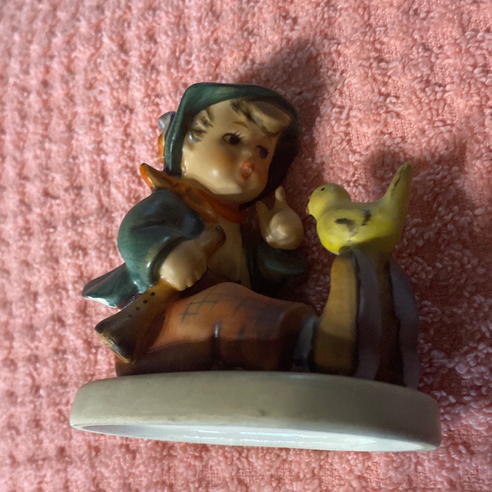 Doll singing, bird #63 Hummel excellent condition no pox